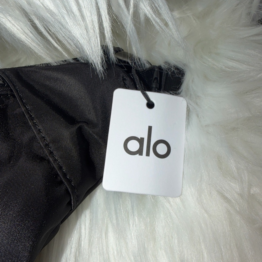 ALO Yoga Sleek Black Belt Bag - Picture 3 of 10